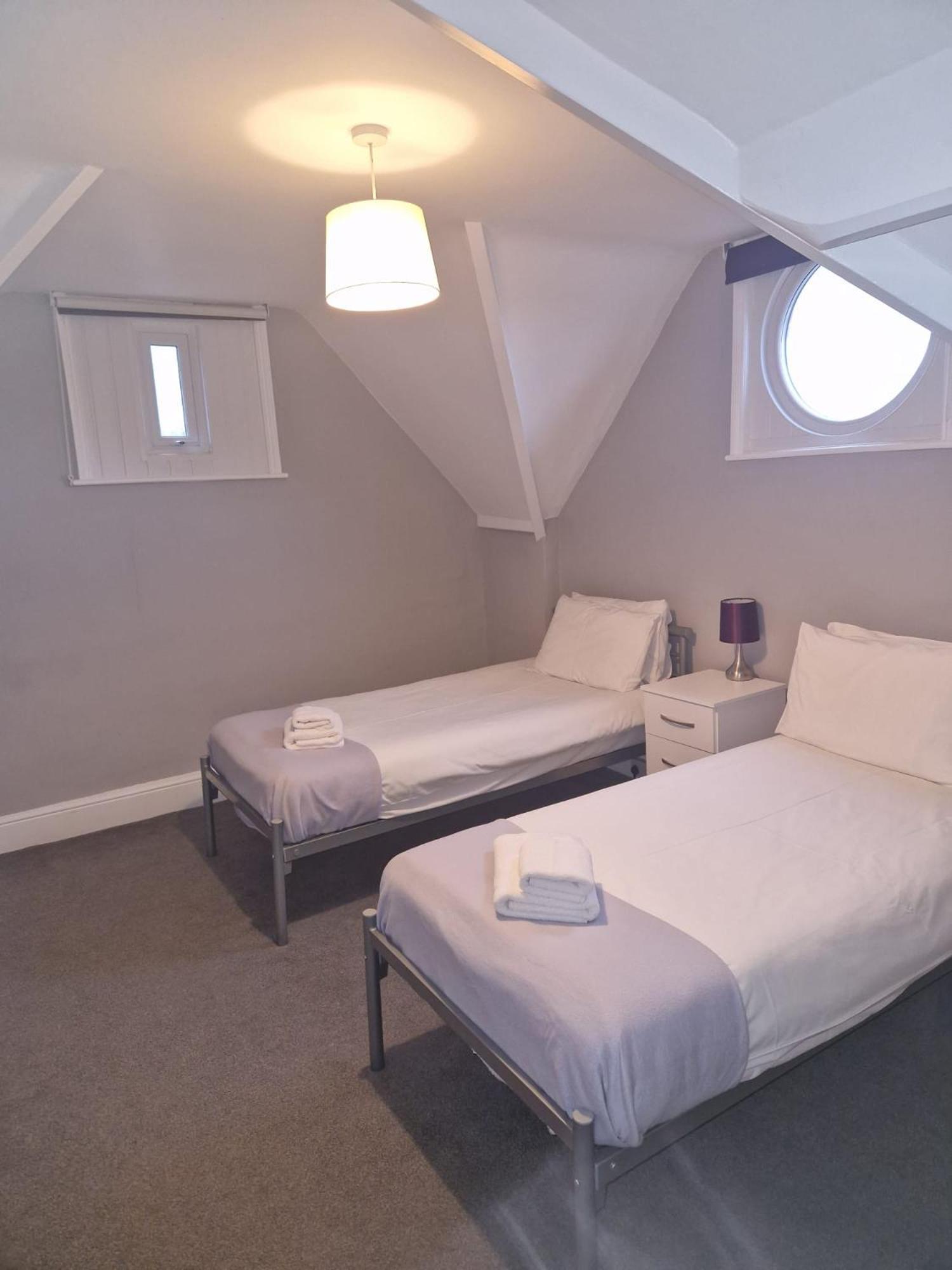 Hereford - Falcon House - Spacious 5 Bedroom House With Games Room - Sleeps 14 Guests - Great Property For Family & Friends Gathering Together - Hosted By Rentmyhouse Exterior photo