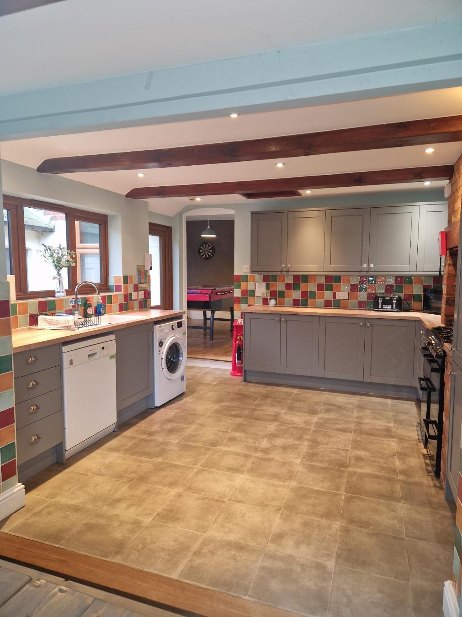 Hereford - Falcon House - Spacious 5 Bedroom House With Games Room - Sleeps 14 Guests - Great Property For Family & Friends Gathering Together - Hosted By Rentmyhouse Exterior photo