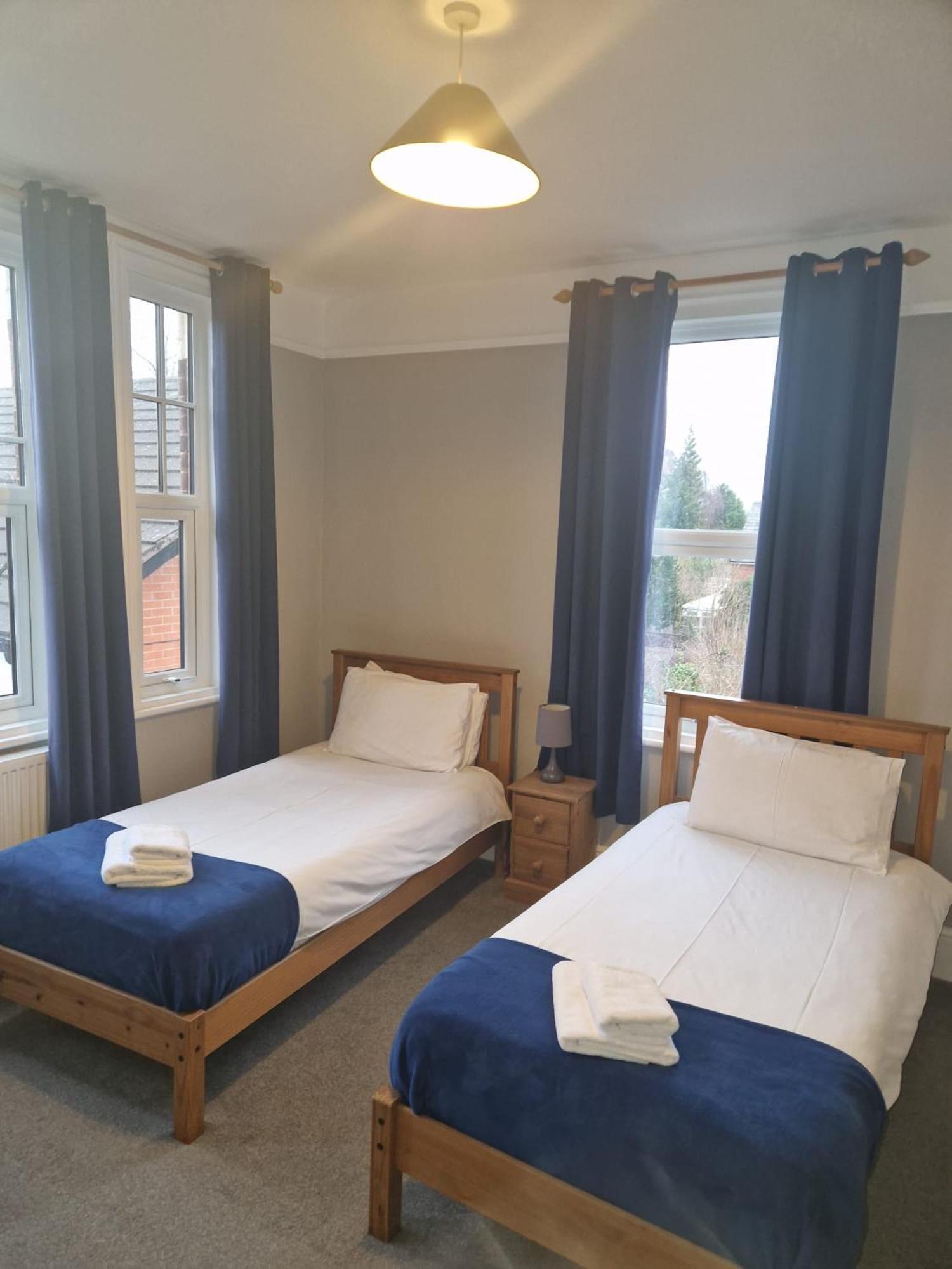 Hereford - Falcon House - Spacious 5 Bedroom House With Games Room - Sleeps 14 Guests - Great Property For Family & Friends Gathering Together - Hosted By Rentmyhouse Exterior photo