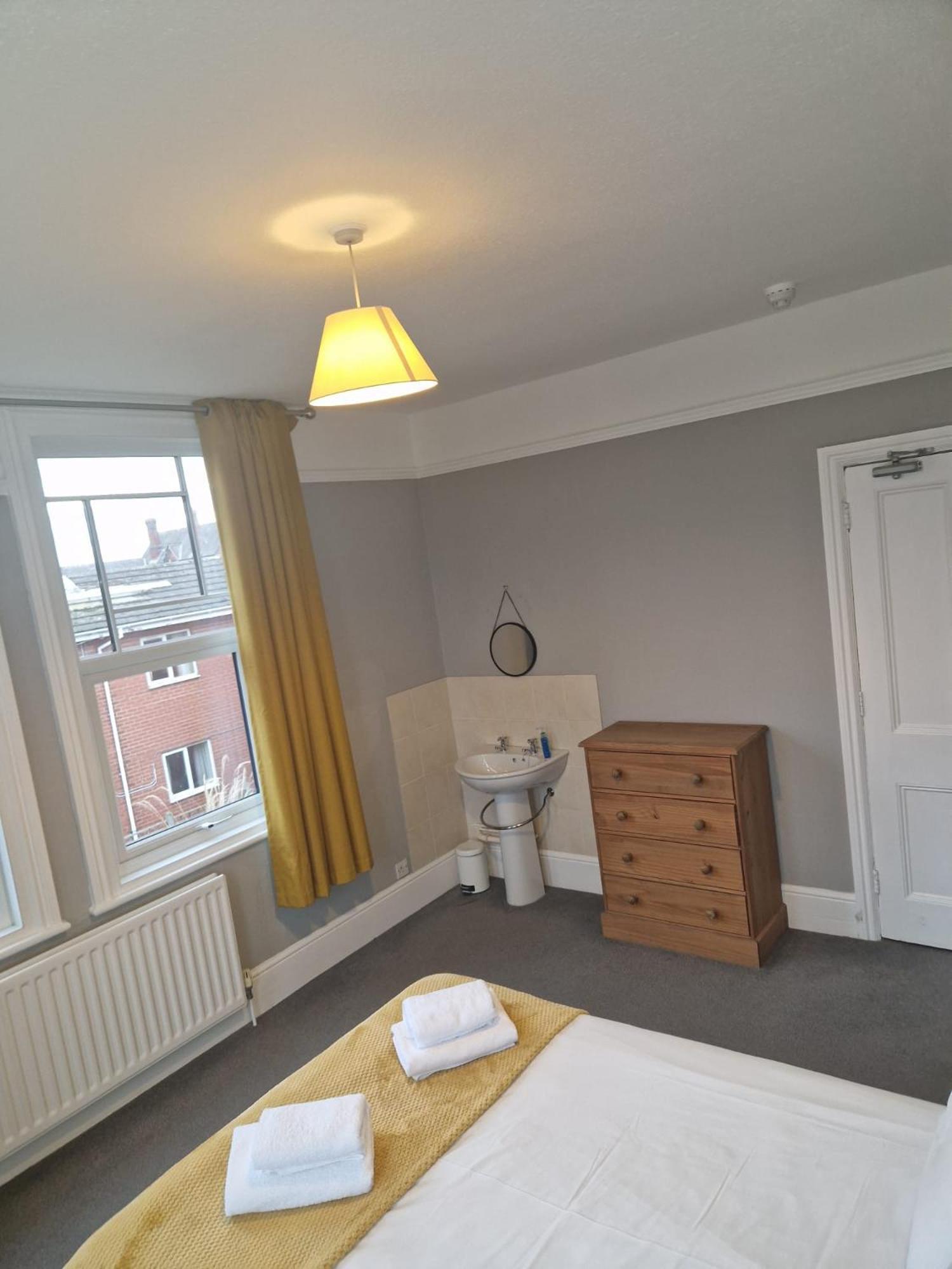 Hereford - Falcon House - Spacious 5 Bedroom House With Games Room - Sleeps 14 Guests - Great Property For Family & Friends Gathering Together - Hosted By Rentmyhouse Exterior photo