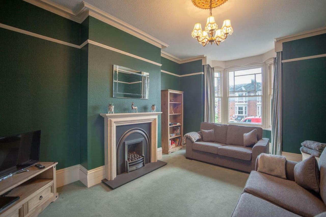 Hereford - Falcon House - Spacious 5 Bedroom House With Games Room - Sleeps 14 Guests - Great Property For Family & Friends Gathering Together - Hosted By Rentmyhouse Exterior photo